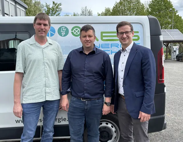 Jürgen Raab (AMS-Service für Unternehmen), Markus Permoser (Geschäftsführer AES Energie Technik) und Stefan Waldhäusl (AMS-Geschäftsstellenleiter). | Foto: Evi Leutgeb