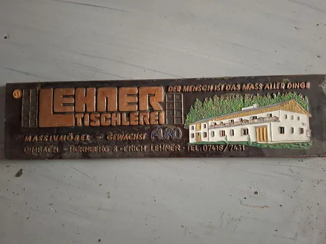 Schilder, die vor Jahren noch aktuell waren, haben bei Experten heute schon Kultstatus. In Grein wurden besondere Exemplare von einem Gemeindemitarbeiter „gerettet“ und jetzt in einem Depot entdeckt.  | Foto: Robert Zinterhof