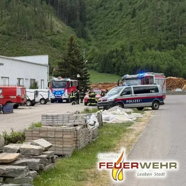 Zahlreiche Einsatzkräfte standen am späten Mittwochnachmittag nach einer Explosion in einem Materialcontainer in Leoben-Göss im Einsatz.