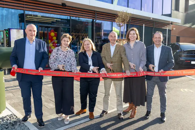 v.l.n.r. Besim Beciri (Restaurant Manager), Anabela Delic (Director Operations bei McDonald’s Österreich), Melanie Vidic (Manager McDonald’s Operations), Andreas Linhart (Bürgermeister Brunn am Gebirge), Ellen Staudenmayer (Managing Direktorin bei McDonald’s Österreich) und Joe Zammuto (Chief Restaurant Officer der internat. McDonald’s Märkte) vor dem neuen, zweistöckigen Standort. | Foto: McDonald’s Österreich