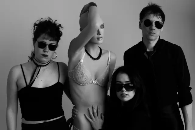 Beim Debütalbum kommt kein musikalischer Zeigefinger zum Einsatz - vielmehr verwenden die Low Life Rich Kids den benachbarten Finger. | Foto: Nico Hafner