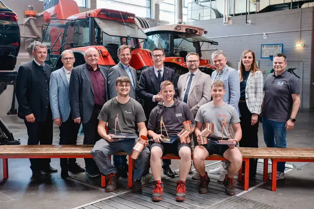 Adrian Sollböck, Gregor Vonwald und Dominik Frühwirth (1. Reihe v. l.) mit prominenter Gratulantenschar (v.l.): NÖ Spengler-Landesinnungsmeister Helmuth Degeorgi, Direktor-Stellvertreter Gerald Böck, Direktor Franz Pleil (beide LBS Mistelbach), WKNÖ-Bezirksstellenobmann Gernot Wiesinger, WKNÖ-Vizepräsident Kurt Hackl, Bürgermeister Erich Stubenvoll, Stadtrat Roman Fröhlich (beide Mistelbach), WKNÖ-Direktorstellvertreterin Maria Gindl und Kevin Umlauf (LBS Mistelbach) | Foto: Silvia Hintermayer