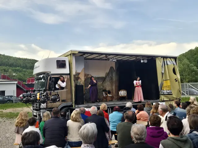 Mit viel Humor und Publikumskontakt begeisterte das Lastkrafttheater in der Wachter Busgarage. | Foto: Julia Steyrer
