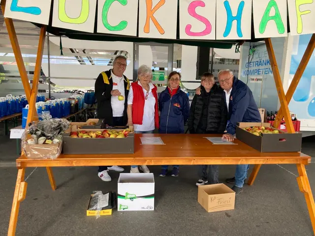 Auch den Glückshafen stellen Obmann Josef „Pepe“ Niederhold (r.) und Co. wieder auf die Beine.  | Foto: Oldtimerclub Weizklamm