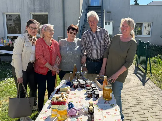 Besucherinnen und Besucher informierten sich beim Markttag im Pflegekompetenzzentrum Lackenbach an den Verkaufs- und Informationsständen sowie am Flohmarkt. | Foto: Michaela Scheifler