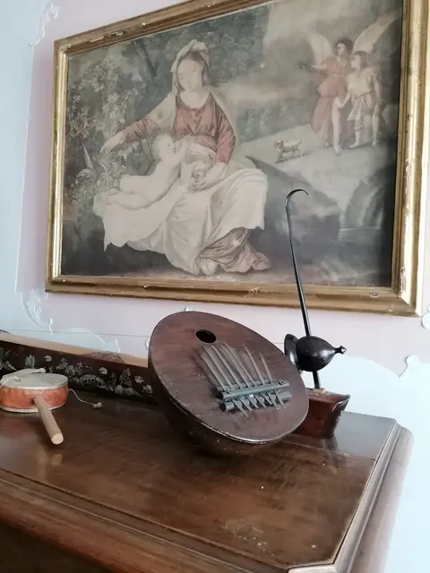 Kulturfahrt zu Trigeniale Brda 26: Villa Gallici Deciani - Kunstwerke und kuriose Musikinstrumente.                  