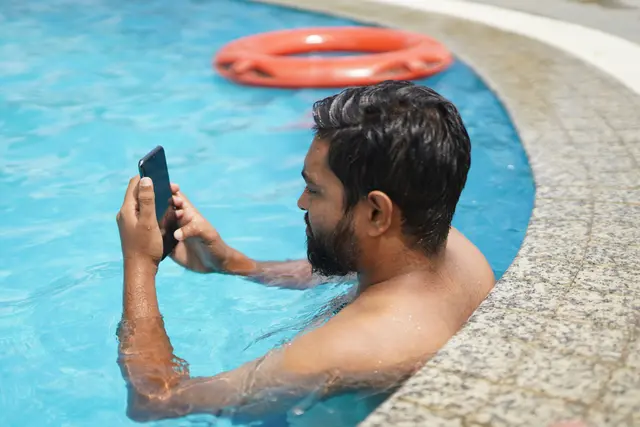 Eltern sollten ihre Kinder im Wasser zu jeder Zeit aktiv beaufsichtigen und nicht auf den Bildschirm schauen.  | Foto: unsplash / Abu Sayeed Ibn Muktar