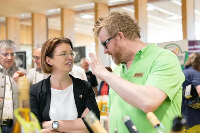 Landesrätin Michaela Langer-Weninger zeigt sich begeistert von der heimischen Produktvielfalt | Foto: Land OÖ/Margot Haag