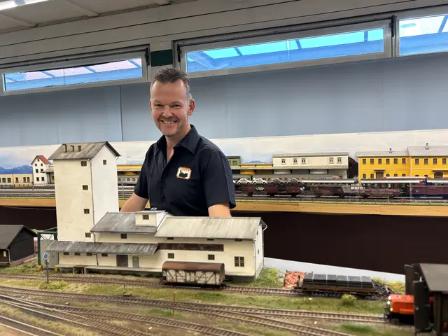 Karl-Heinz Grubelnik hat schon weitere Pläne für den Ausbau der riesigen Modellanlage der "Freunde der Sulmtalbahn" im Kopf. | Foto: MeinBezirk/Waltraud Fischer