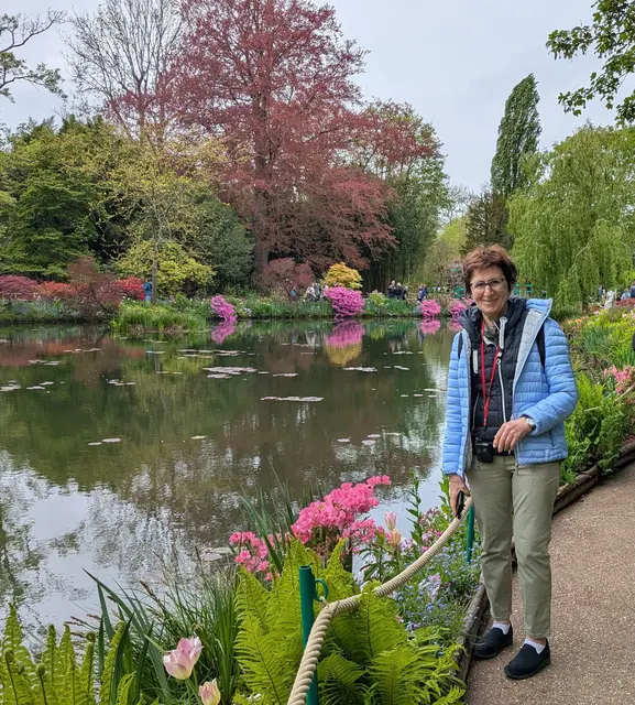 In Giverny Christa Buchinger am berühmten Seerosenteich von Claude Monet | Foto: Johann Buchinger