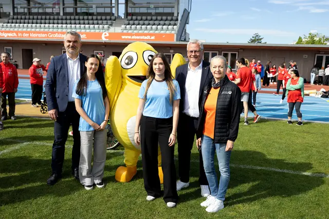 Sportlandesrat Heinrich Dorner (l.) und Eisenstadts Bürgermeister Landtagsabgeordneten  Thomas Steiner (r.) gemeinsam mit Jugendlichen sowie Sportunion Burgenland-Maskottchen Ugotchi.  | Foto: Landesmedienservice Burgenland