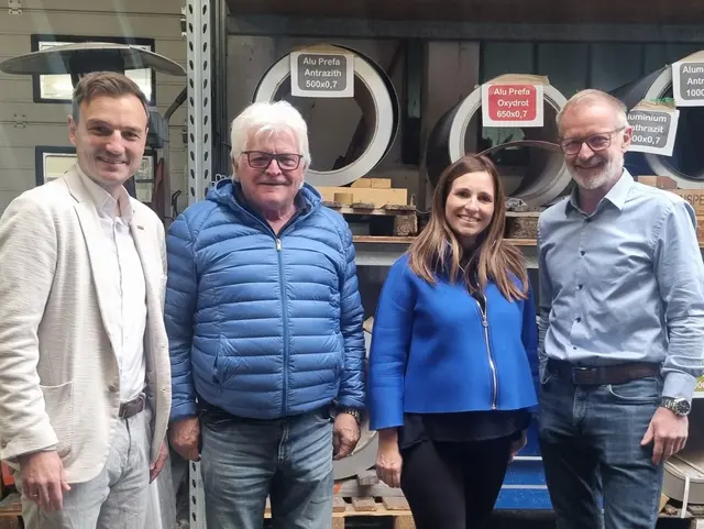 Patrick Schönauer von der WK Kitzbühel (lin.) schaute gemeinsam mit Bürgermeister Reinhold Flörl (re.) bei der Station von Hermann und Nadine Dagn vorbei. | Foto: Ortsmarketing Kössen