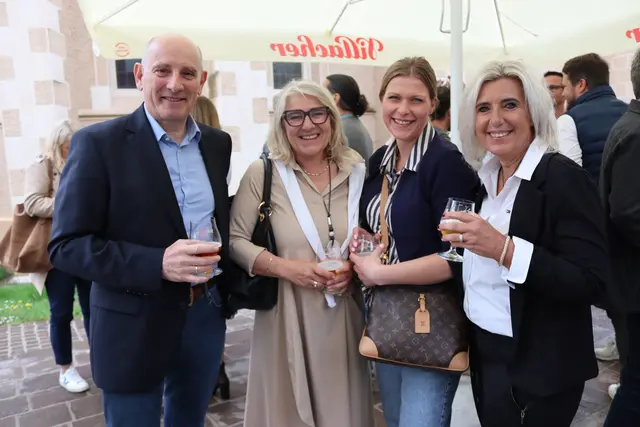 Wedl Villach Standortleitung Jutta Mika (zw.v.l.) war auch vor Ort. | Foto: MeinBezirk/Chiara Kresse