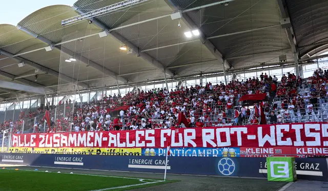 GAK Fans mit dem Spruchbanner: Alle zusammen - alles für rot-weiß. 