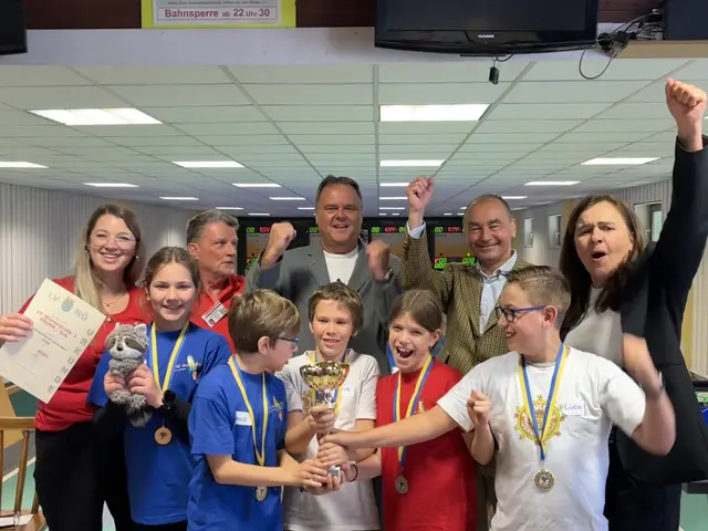 Von links nach rechts:
Kinder: Ivkic Carolina, Isildak Deniz, Karel Matthias, Schenner Mattea, Bub darf namentlich nicht genannt werden
Erwachsene: Klassenlehrerin Karoline Nigl, Veranstalter Ernst Buchinger, gfGR Martin Schödl, Bgm Andreas Linhart Volksschuldirektorin Margot Baier | Foto: Volksschule Wiener Straße, Brunn/Geb