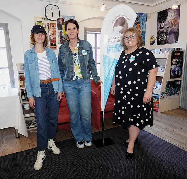 Stadtbüchereileiterin Maria Jandrisevits, Claudia Kopper – Obfrau von „Salz“ und Barbara Walluschek - Leiterin der monatlichen Gesprächsrunden in Fürstenfeld beim Vortrag in der Bibliothek.   | Foto: Waltraud Wachmann