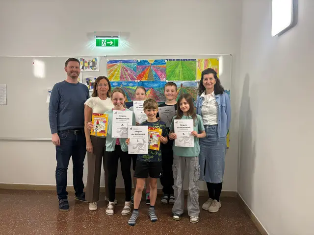 Stolz präsentieren die Kinder ihre Urkunden. | Foto: Obereiter