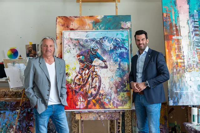 LH-Stellvertreter Udo Landbauer mit VOKA und dem Bild „Der Biker“ im Atelier des Puchberger Künstlers. | Foto: NÖVOG/Buchegger