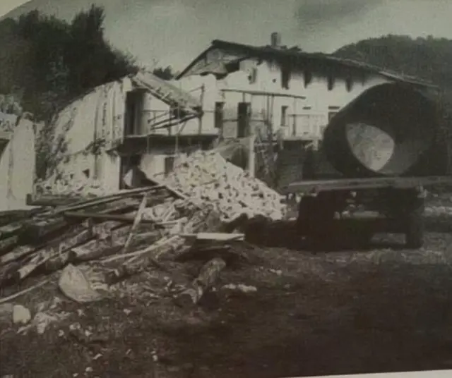 Das zerstörte Haus der Familie Berra nach dem verheerenden Erdbeben 1976. | Foto: privat
