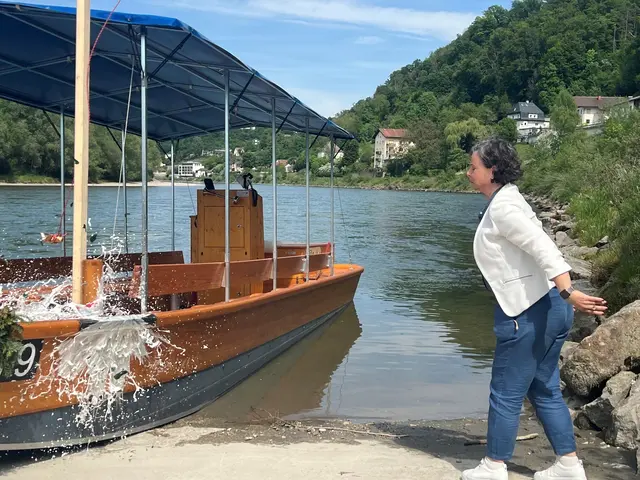 Die „Taufpatin“ der neuen Zille, Daniela König, bei der standesgemäßen Schiffstaufe an der Salzach. | Foto: Land OÖ/Gewässerbezirk Braunau
