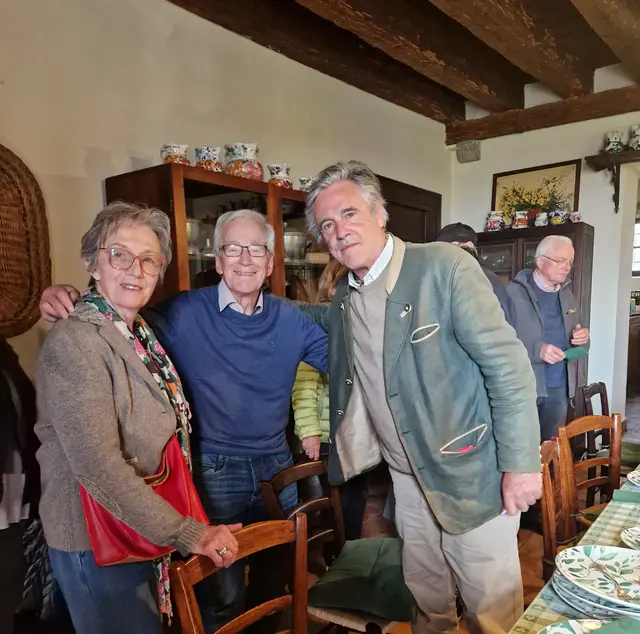 Kulturfahrt zu Trigeniale Brda 26: Villa Gallici Deciani  -                 Conte Luigi Deciani begrüßt die Gäste zum Aperitif!