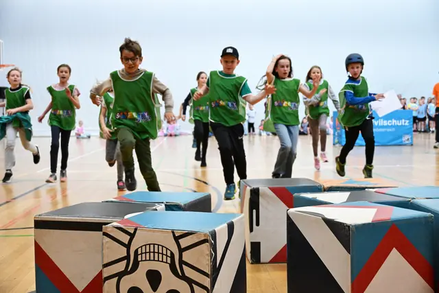 Auch mit einem Gefahrenstoff-Würfelpuzzle setzten sich die Kids auseinander. | Foto: Zivilschutz OÖ