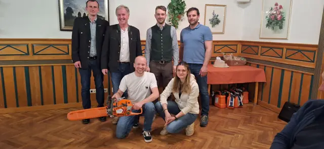 Johannes Schaffler aus Naas konnte sich bei der Preisverleihung über eine Motorsäge freuen. | Foto: Waldverband Weiz