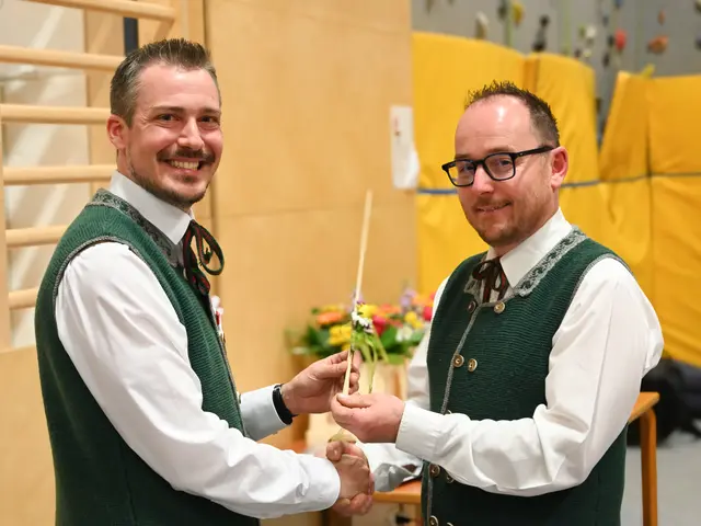 Kapellmeisterwechsel bei der Dorfmusik Wölting: Emanuel Pirkner (li.) übergibt den Taktstock an seinen Nachfolger Franz Sagmeister, der nun die musikalische Leitung übernimmt. | Foto: DM-Wölting