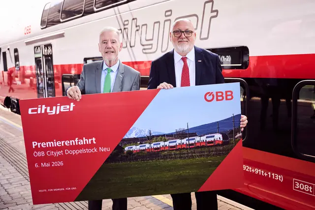 Bürgermeister Klaus Schneeberger (ÖVP Wiener Neustadt) und ÖBB CEO Andreas Matthä bei der Präsentation des Cityjets Doppelstock Neu in Wiener Neustadt Hbf. | Foto: © ÖBB / Marek Knopp
