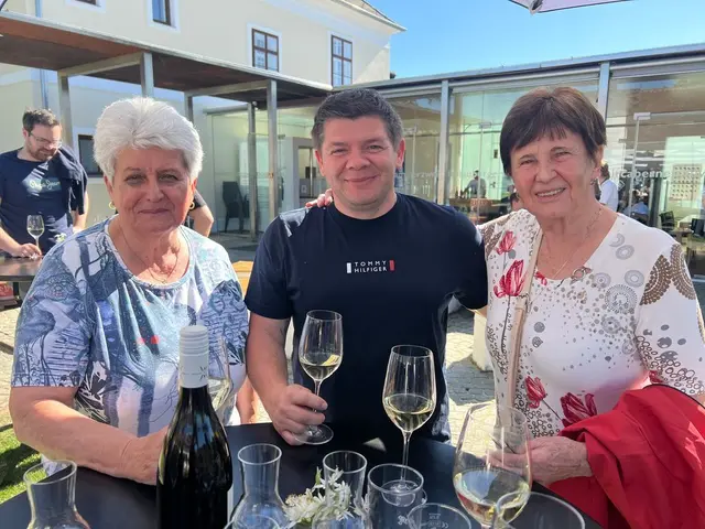 Bürgermeister Emmerich Zax lud im Rahmen des Weinfrühlings zum Muttertagsachterl in Bildein ein.  | Foto: Volkspartei Bildein