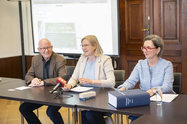 Stefan Karner, Vorsitzende der Kommission, Judith Schwentner, Vizebürgermeisterin und Barbara Stelzl-Marx, Ludwig Boltzmann-Institut präsentierten den Abschlussbericht.  | Foto: Foto Fischer