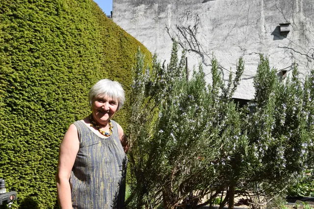Maria Perschon mit ihrem blühenden Rosmarin. | Foto: Mirjam Preineder