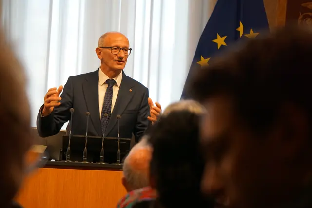Landeshauptmann Anton Mattle bei seinem Beitrag im Rahmen der parlamentarischen Enquete.
Er betonte die Rolle der Regionen sowie die Bedeutung von Bildung, Infrastruktur und regionalen Lösungen. | Foto: meinbezirk/sprenger