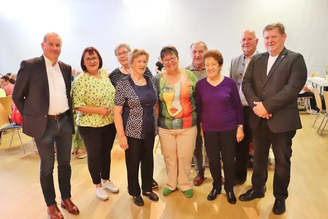 Obmann Günter Bauer (re) und der Vorstand des PVÖ Fernitz begrüßten neben zahlreichen Mitgliedern auch Pfarrer Josef Windisch (li) im voll besetzten VAZ. | Foto: Edith Ertl