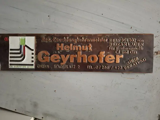 Helmut Geyrhofer. Kulturwissenschaftler Dr. Karl Hohensinner: Schilder, die vor 30 Jahren noch aktuell waren, haben bei Experten heute schon Kultstatus. In Grein wurden besondere Exemplare von einem Gemeindemitarbeiter „gerettet“ und jetzt in einem Depot entdeckt.  | Foto: Robert Zinterhof