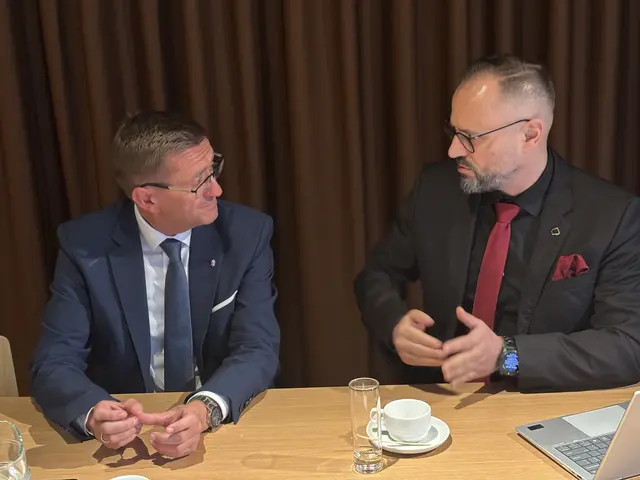 Landesrat Achleinter im Gespräch mit David Neumann, von der europäischen Verteidigungsagentur.  | Foto: MeinBezirk/Staudinger