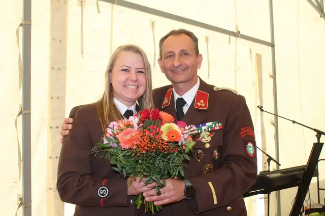Einen weiteren Blumenstrauß überreichte er an Schriftführerin LM d.V. Sandra Tschuk mit dem besten Dank für ihre wertvolle Tätigkeit innerhalb der Feuerwehr Thondorf. | Foto: FF Thondorf