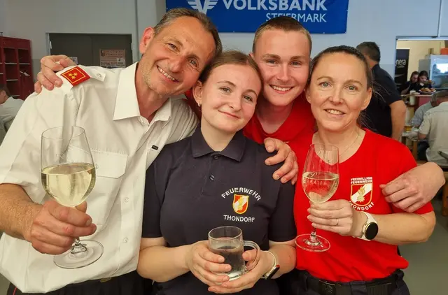 Kommandant HBI Thomas Golner stoßt mit seiner Familie auf ein gelunges Florianifest 2026 an | Foto: FF Thondorf