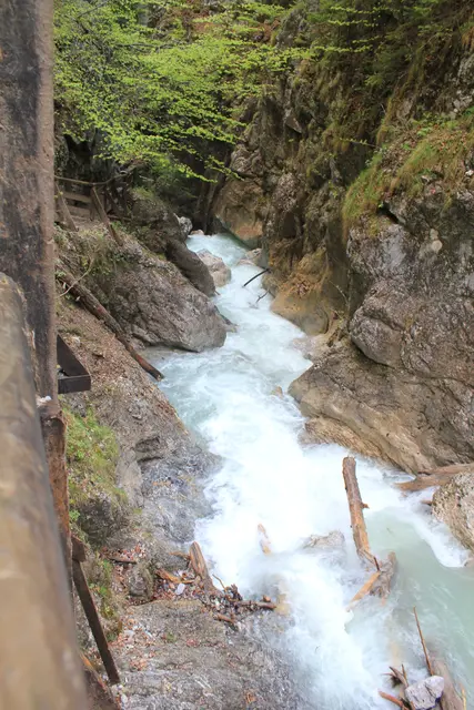 Tosendes Wasser, enge Felsschluchten und smaragdgrüne Gumpen machen die Wolfsklamm zu einem eindrucksvollen Naturerlebnis im Herzen Tirols. | Foto: Silberregion Karwendel