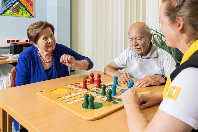Die Senioren-Tageszentren des Hilfswerks bieten Unterhaltung und Gemeinschaft für pflegebedürftige Seniorinnen und Senioren. | Foto: Hilfswerk/Christian Stemper