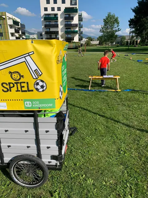 2026 finden von Mai bis Mitte Juli in sechs Wohnsiedlungen wöchentliche „Heimspiele“ statt. Auch dieses Jahr kommt das Heimspiel-Team wieder in Siedlungen in Maxglan, Lehen, Aigen, in der Goethestraße und in Liefering.  | Foto: SOS Kinderdorf/Berger