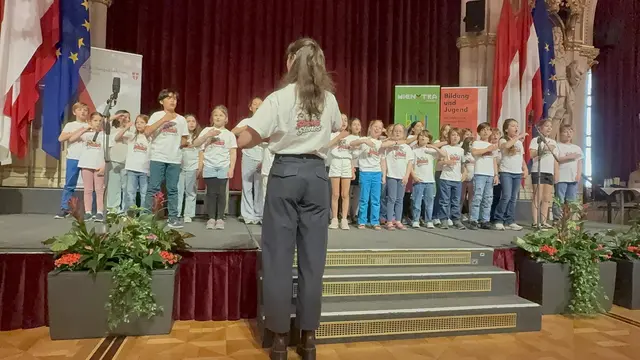Der Schulchor "The Singing Stones" aus der GTVS13 Steinlechnergasse qualifizierte sich mit drei Liedern für das Festkonzert im Rathaus. Chorleiterin Rösslhuber erhielt sogar den Sonderpreis des österreichischen Chorverbands. | Foto: The Singing Stones