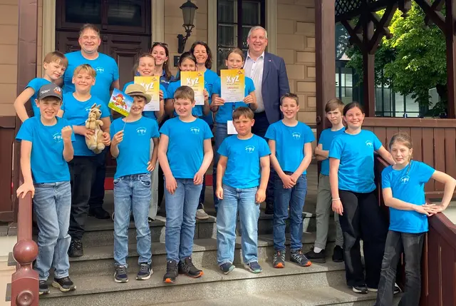 Die Klasse der stolzen Leseolympiade-Teilnehmerinnen mit Bürgermeister Fritz Feichtinger (r.), Klassenlehrer Herbert Mittendorfer (l.), Schulleiterin Tanja Miedler und Teresa Parzer (Raiffeisen Laakirchen). | Foto: VS Lindach