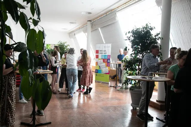 Über 30 Vertreterinnen und Vertreter der Partnerorganisationen der Aktiv:Karte kamen am 5. Mai 2026 zu einem Vernetzungstreffen im Schloss Hellbrunn zusammen.  | Foto: Stadt Salzburg/Anna Pirato