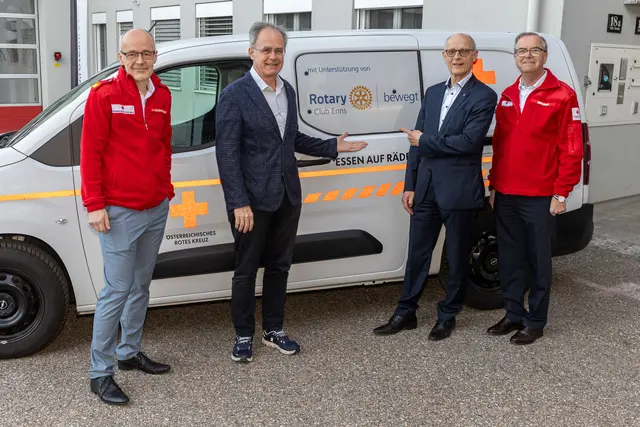 Markus Diesenreither (Dienstführender Rotes Kreuz St. Florian) Bruno Weinberger und Gerald Hohenbichler (Rotary Enns), Robert Zeitlinger (Ortstellenleiter Rotes Kreuz St. Florian) (v. l. n. r.).

 
 | Foto: Herbert Resch Fotografie