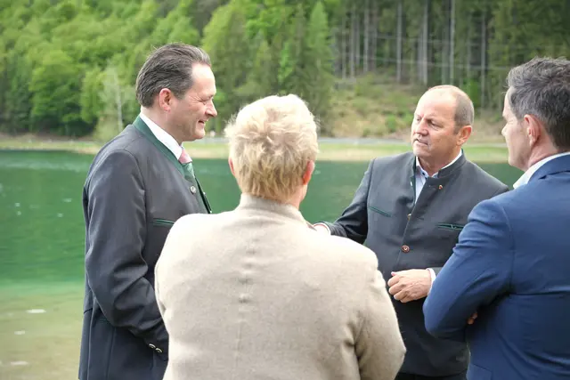 Bei der heutigen Fertigstellungsfeier des Hochwasserschutzprojektes in den Gemeinden St. Ulrich und Waidring. | Foto: Land Tirol/Schallhart