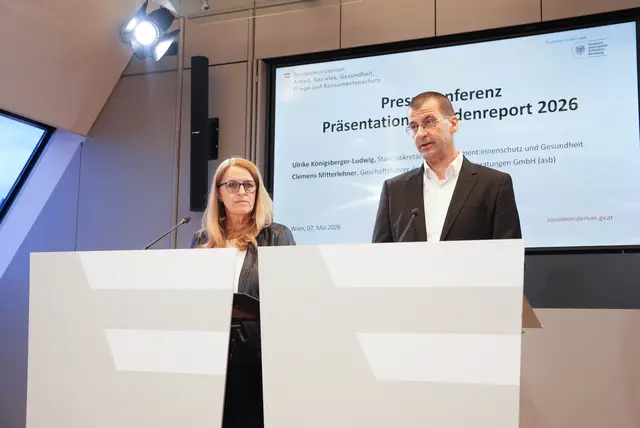 Sozialstaatssekretärin Ulrike Köngisberger-Ludwig (SPÖ) und der Geschäftsführer der Schuldnerberatung, Clemens Mitterlehner. | Foto: Sade Jerabek / MeinBezirk