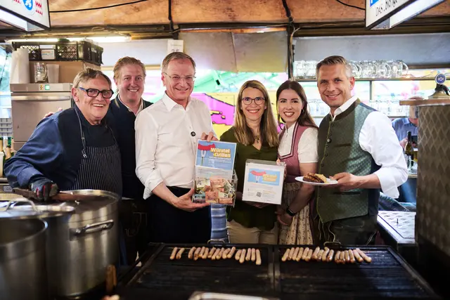 Hattmannsdorfer und Stelzer servieren Würstel für guten Zweck