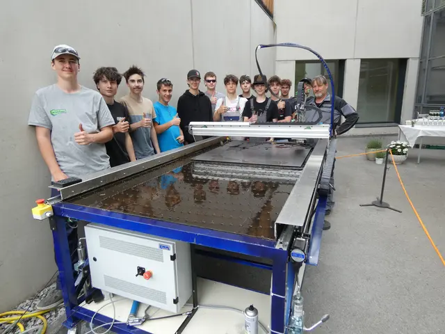 Alex Moser (re) mit seinen Schülern, die nach fünfmonatiger Bauzeit einen CNC-Plasmaschneider präsentierten. 
