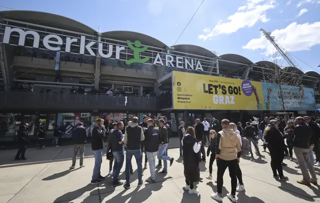 Menschen vor dem Stadion Graz Liebenau. 